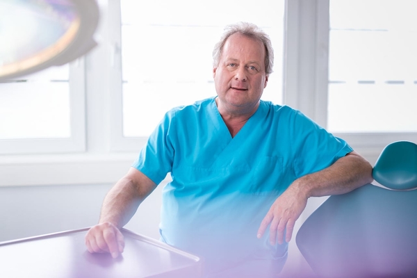 Ulf Hallfeldt ist Facharzt für Mund-Kiefer-Gesichtschirurgie