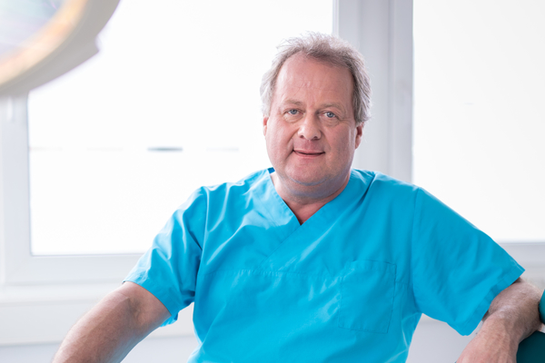 Facharzt für Mund-Kiefer-Gesichtschirurgie Ulf Hallfeldt.